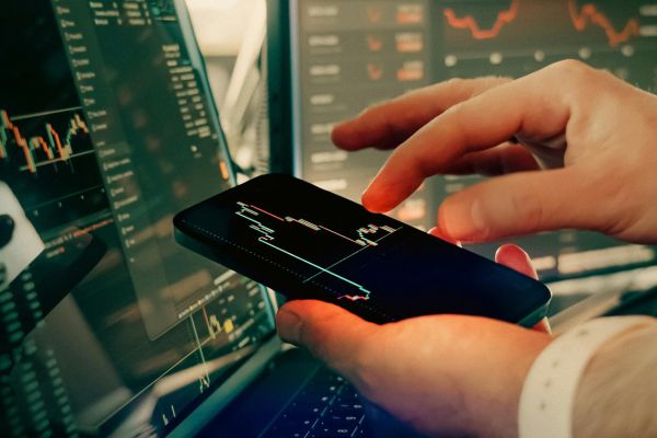 Pricing in the absence of a benchmark